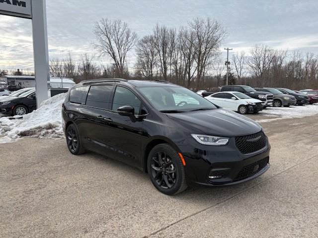 New 2026 Chrysler Pacifica Limited w/ S Appearance Package image 3