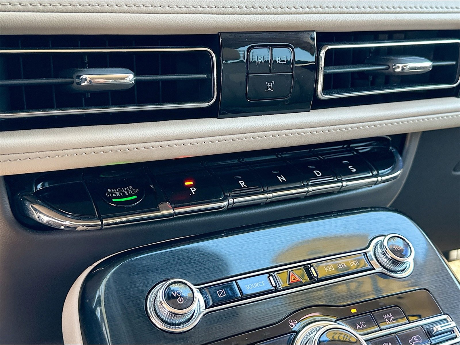 Used 2022 Lincoln Nautilus FWD w/ Premium Package image 17