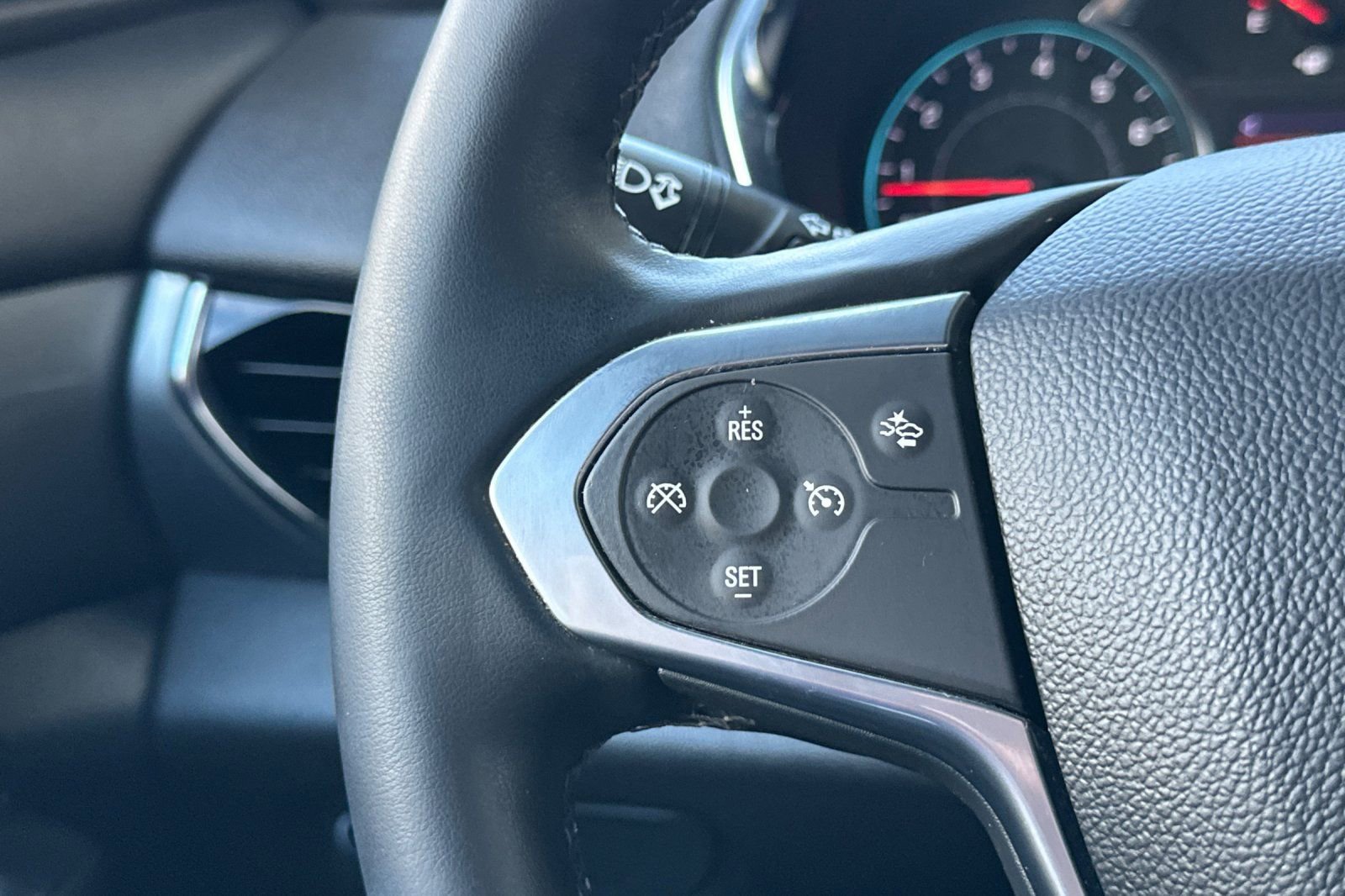 Used 2023 Chevrolet Traverse LT image 37