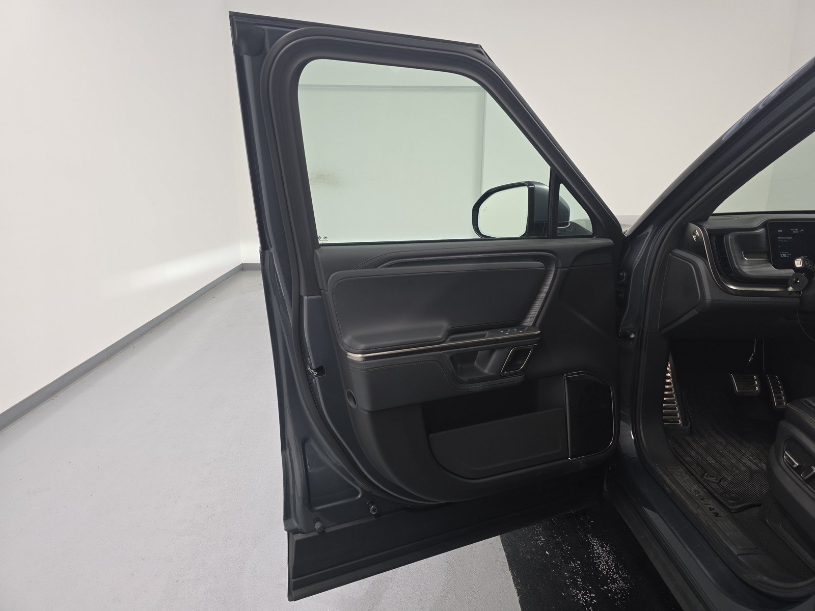 Used 2024 Rivian R1T Adventure AWD/4WD image 16