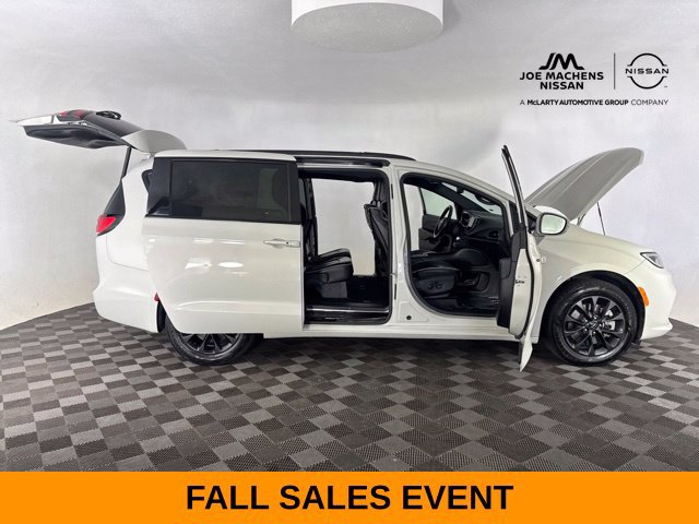 Used 2021 Chrysler Pacifica Limited w/ Uconnect Theater Family Group AWD/4WD image 27
