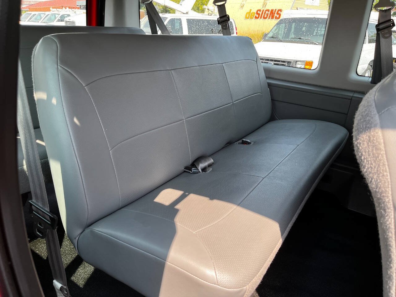Used 2006 Ford E-350 and Econoline 350 Super Duty Wagon RWD image 16