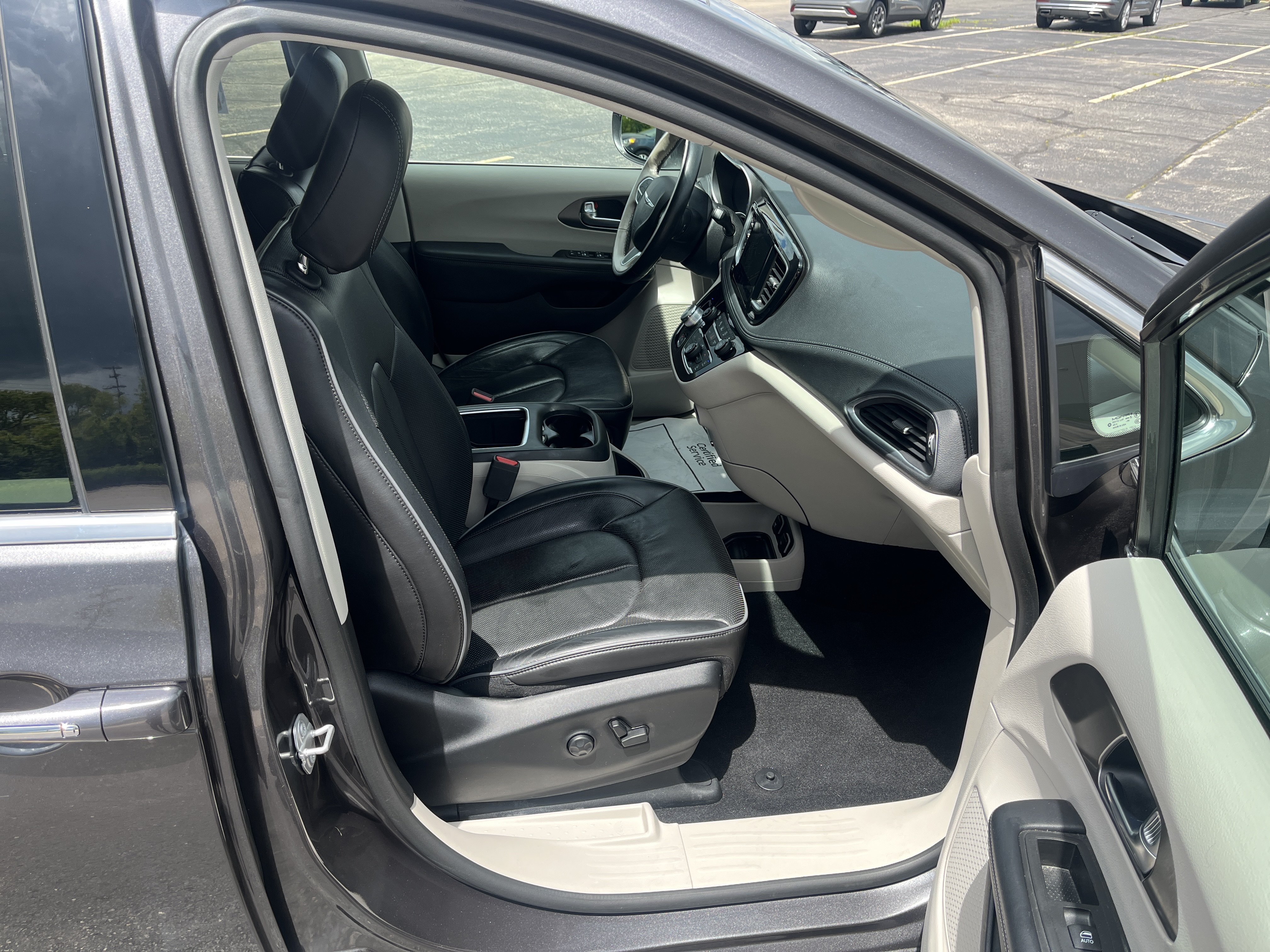 Used 2019 Chrysler Pacifica Limited w/ Tire & Wheel Group FWD image 20