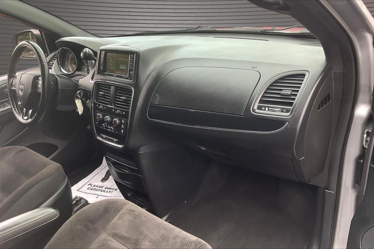 Used 2018 Dodge Grand Caravan SE FWD image 25