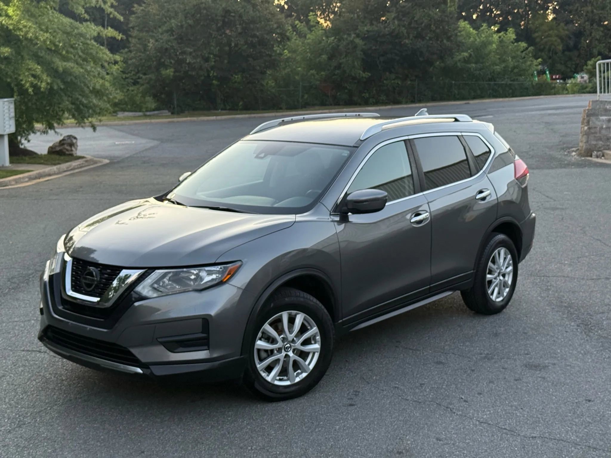 Used 2020 Nissan Rogue SV image 1