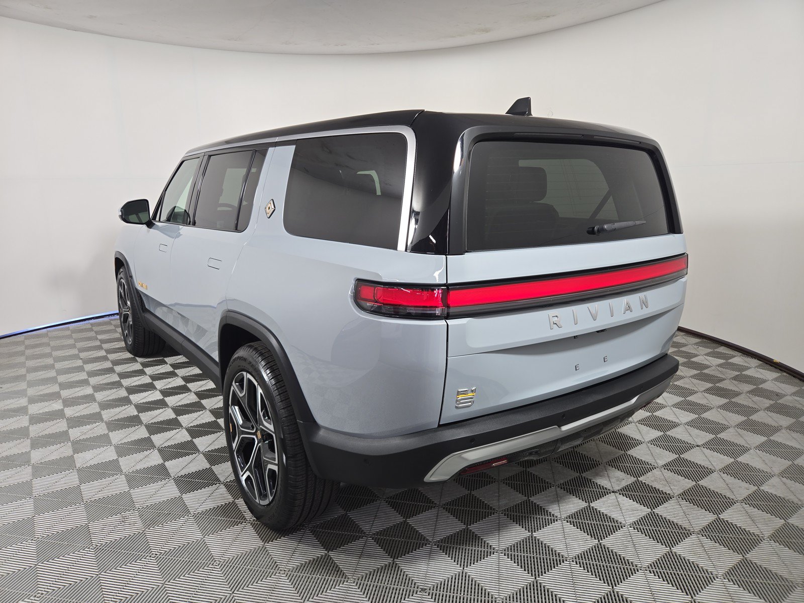 Used 2024 Rivian R1S Adventure AWD/4WD image 3