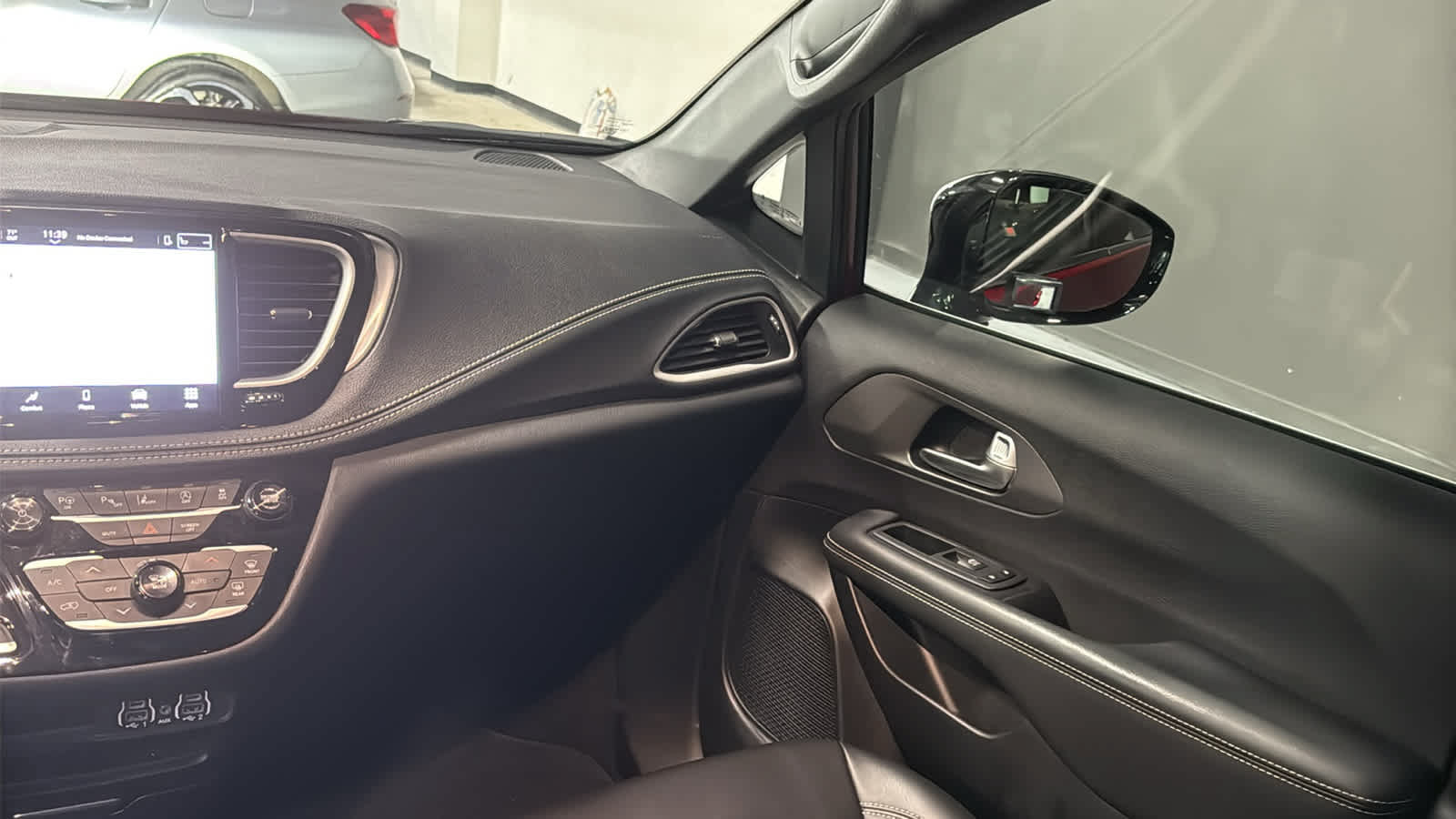 Used 2025 Chrysler Pacifica Select FWD image 26