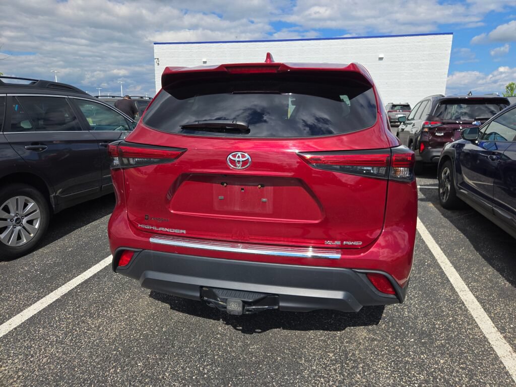 Used 2022 Toyota Highlander XLE AWD/4WD image 4