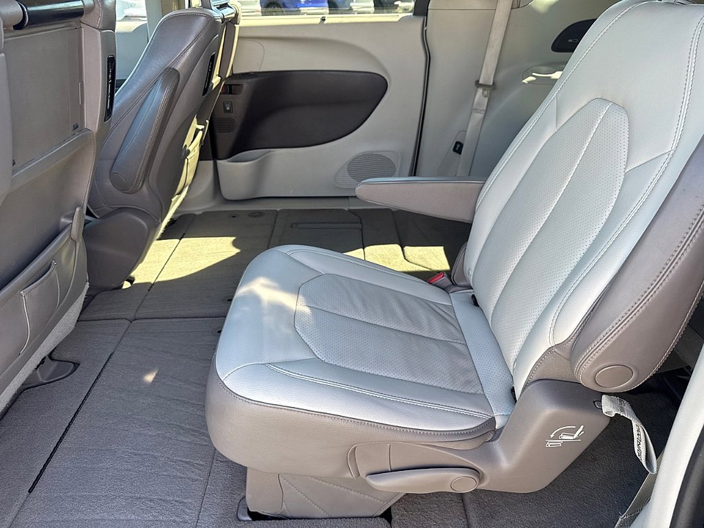 Used 2017 Chrysler Pacifica Touring-L Plus w/ Tire & Wheel Group FWD image 9