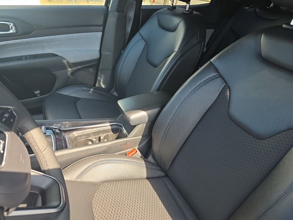 Used 2025 Jeep Compass Latitude image 13
