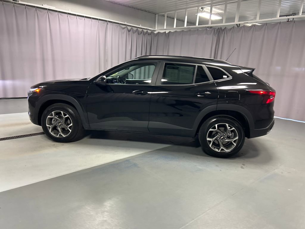 Used 2025 Chevrolet Trax LT w/ LT Convenience Package FWD image 4