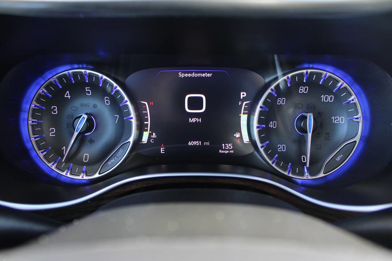 Used 2023 Chrysler Pacifica Limited FWD image 16