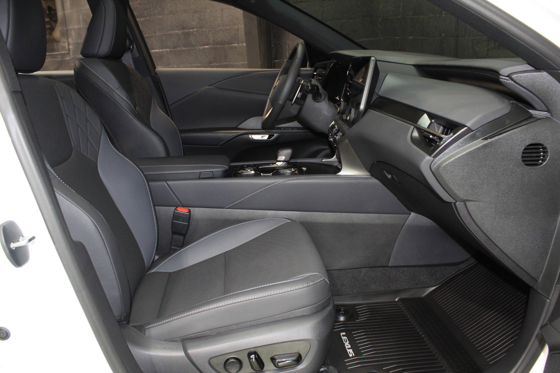 Used 2025 Lexus RX 350 F Sport w/ Convenience Package image 45