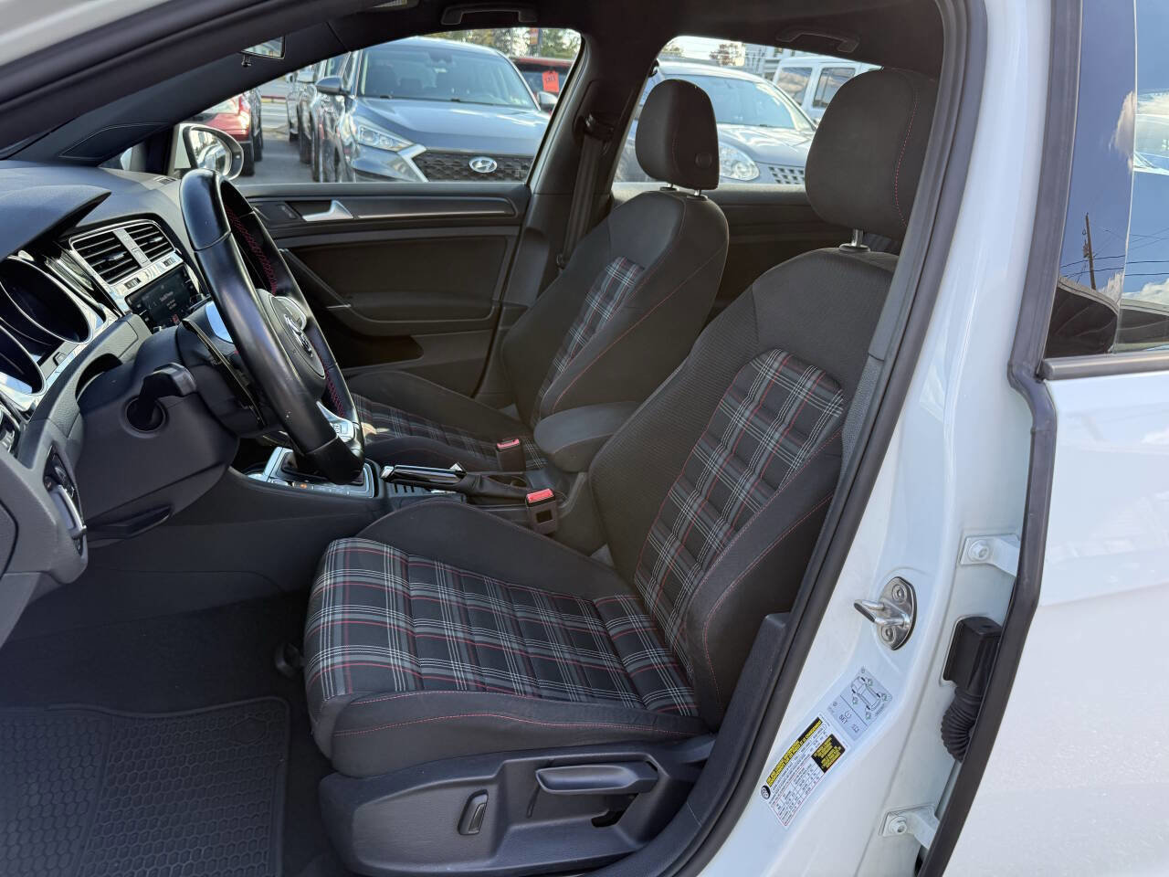 Used 2018 Volkswagen GTI SE image 6