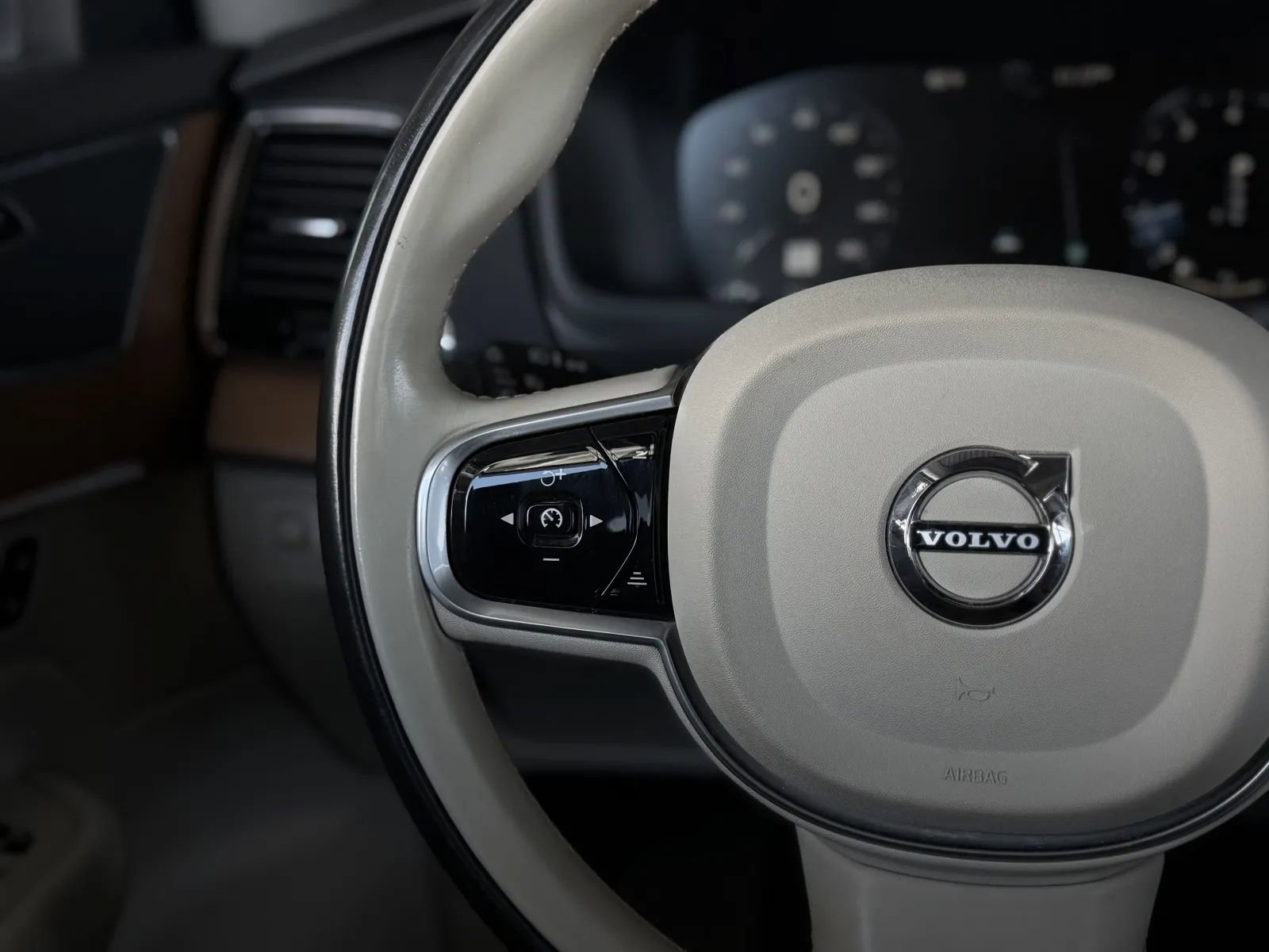 Used 2016 Volvo XC90 T6 Momentum image 24