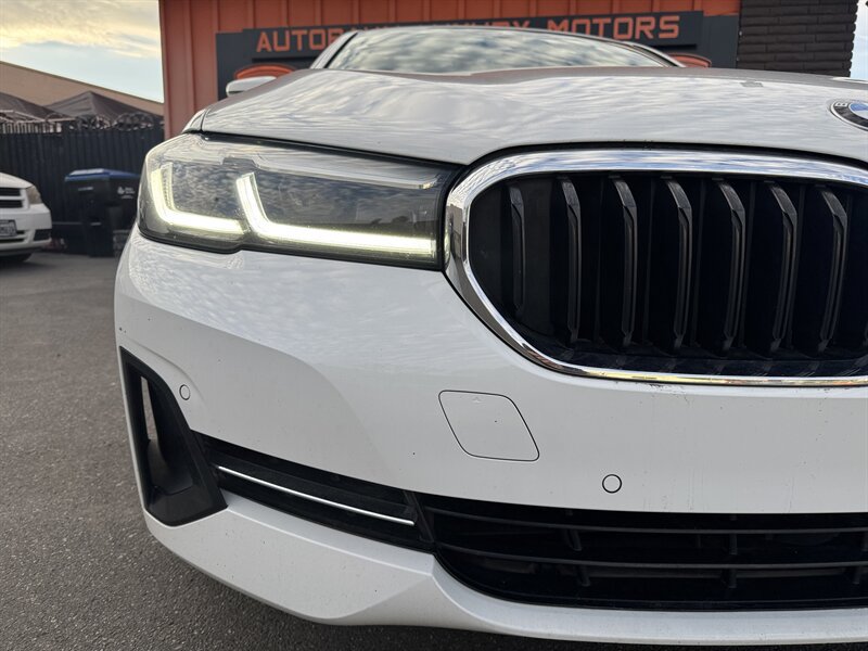 Used 2023 BMW 530i w/ Convenience Package RWD image 3