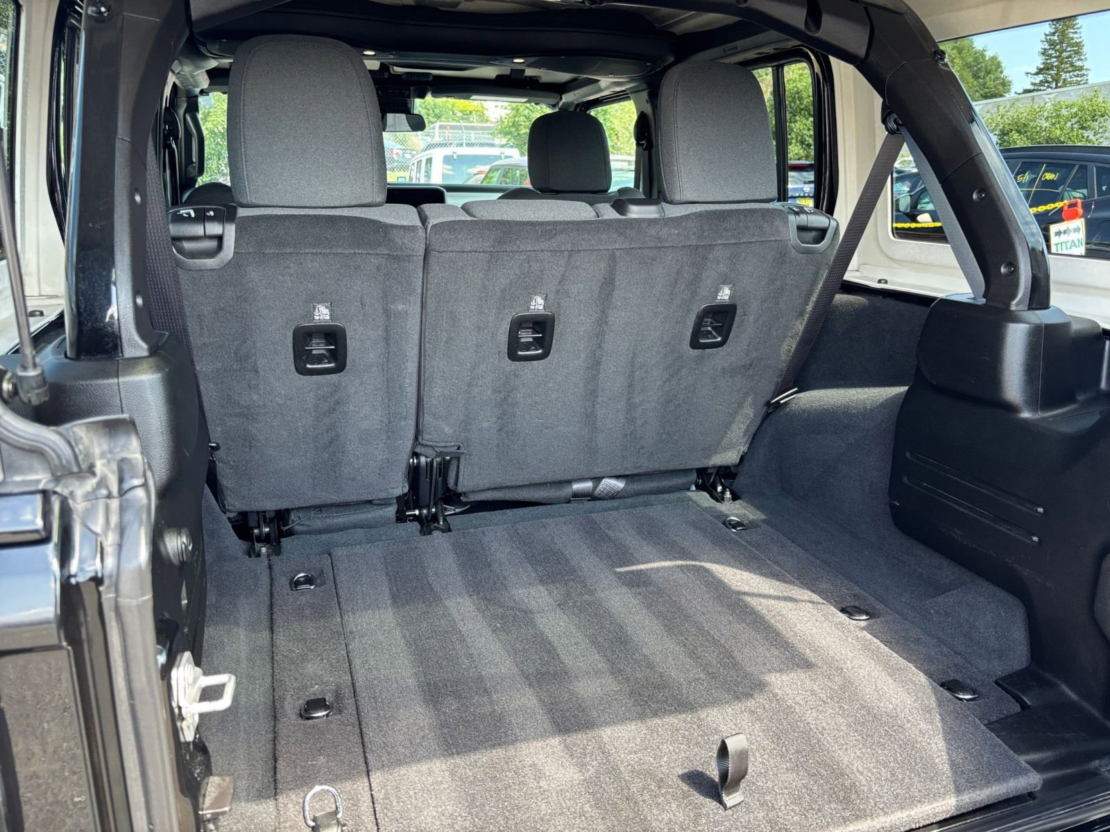 Used 2025 Jeep Wrangler Unlimited Sahara AWD/4WD image 31