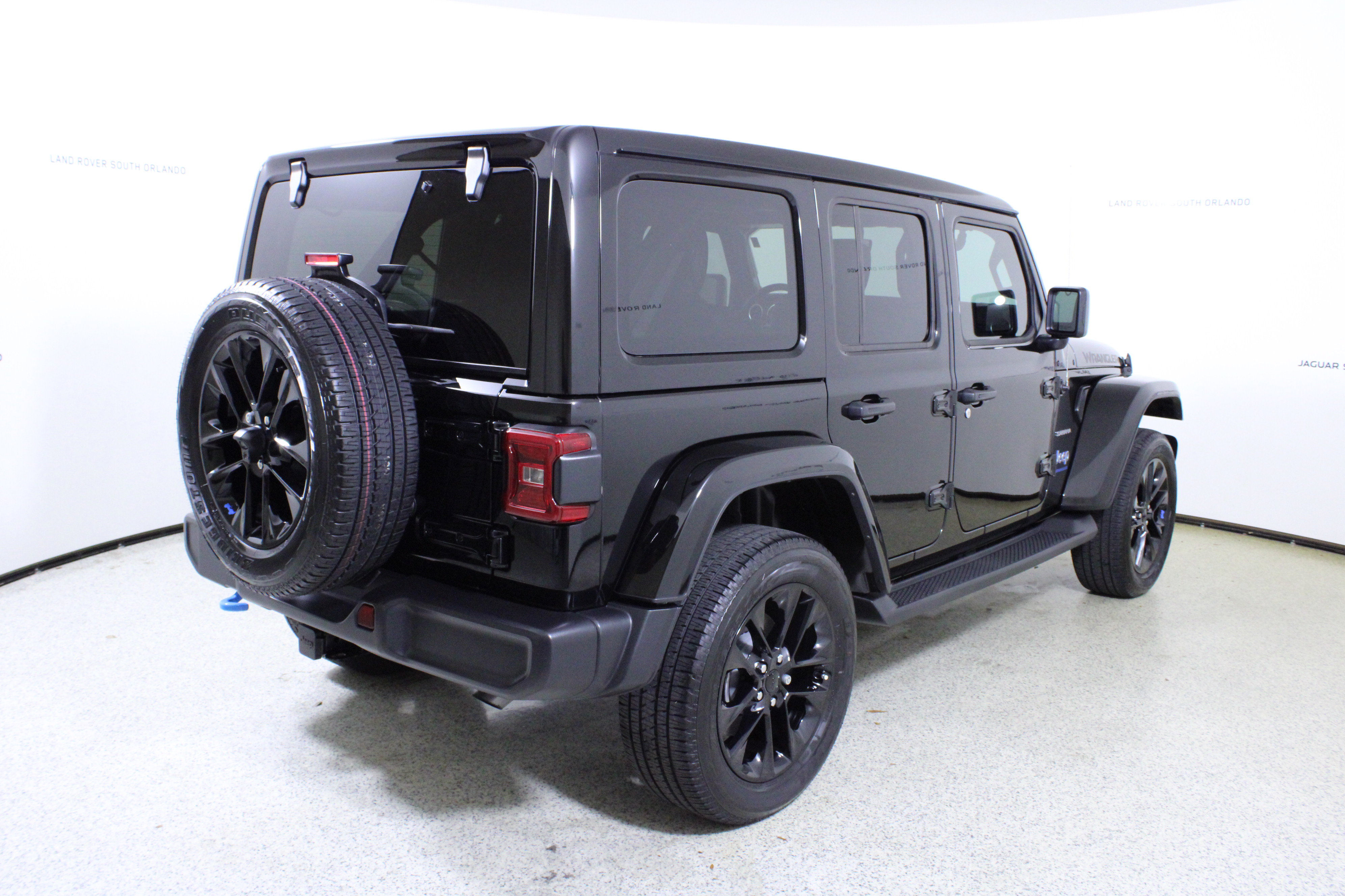 Used 2023 Jeep Wrangler Sahara w/ Cold Weather Group image 7