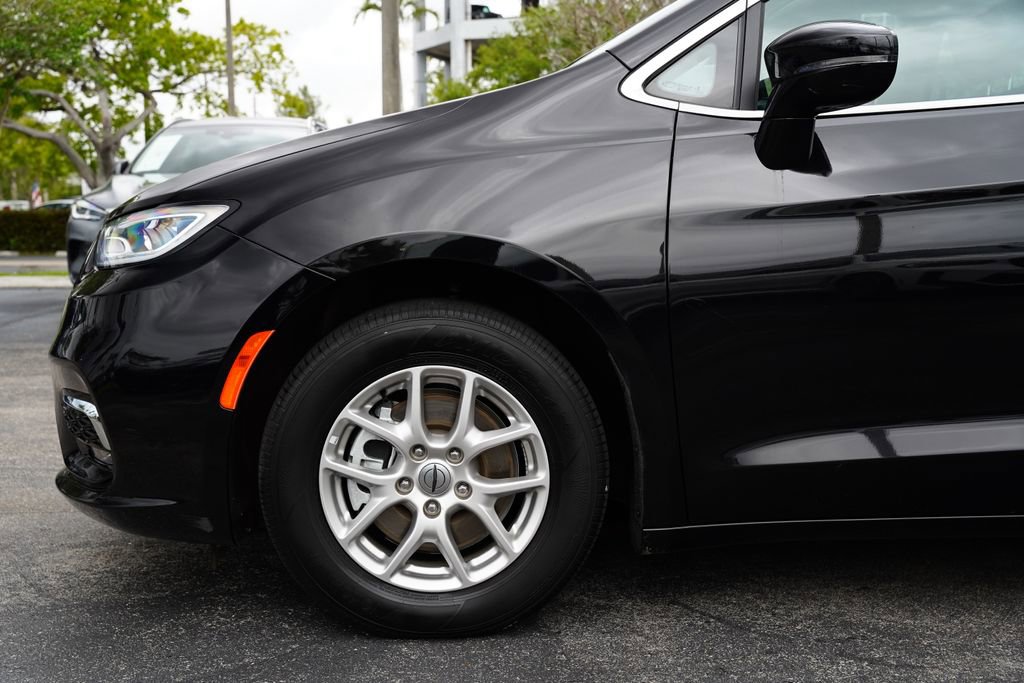 Used 2024 Chrysler Pacifica Touring-L image 15