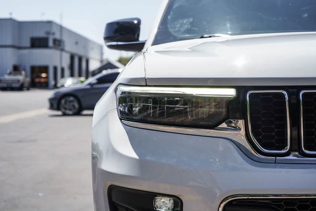 Used 2022 Jeep Grand Cherokee Overland w/ Luxury Tech Group IV AWD/4WD image 10
