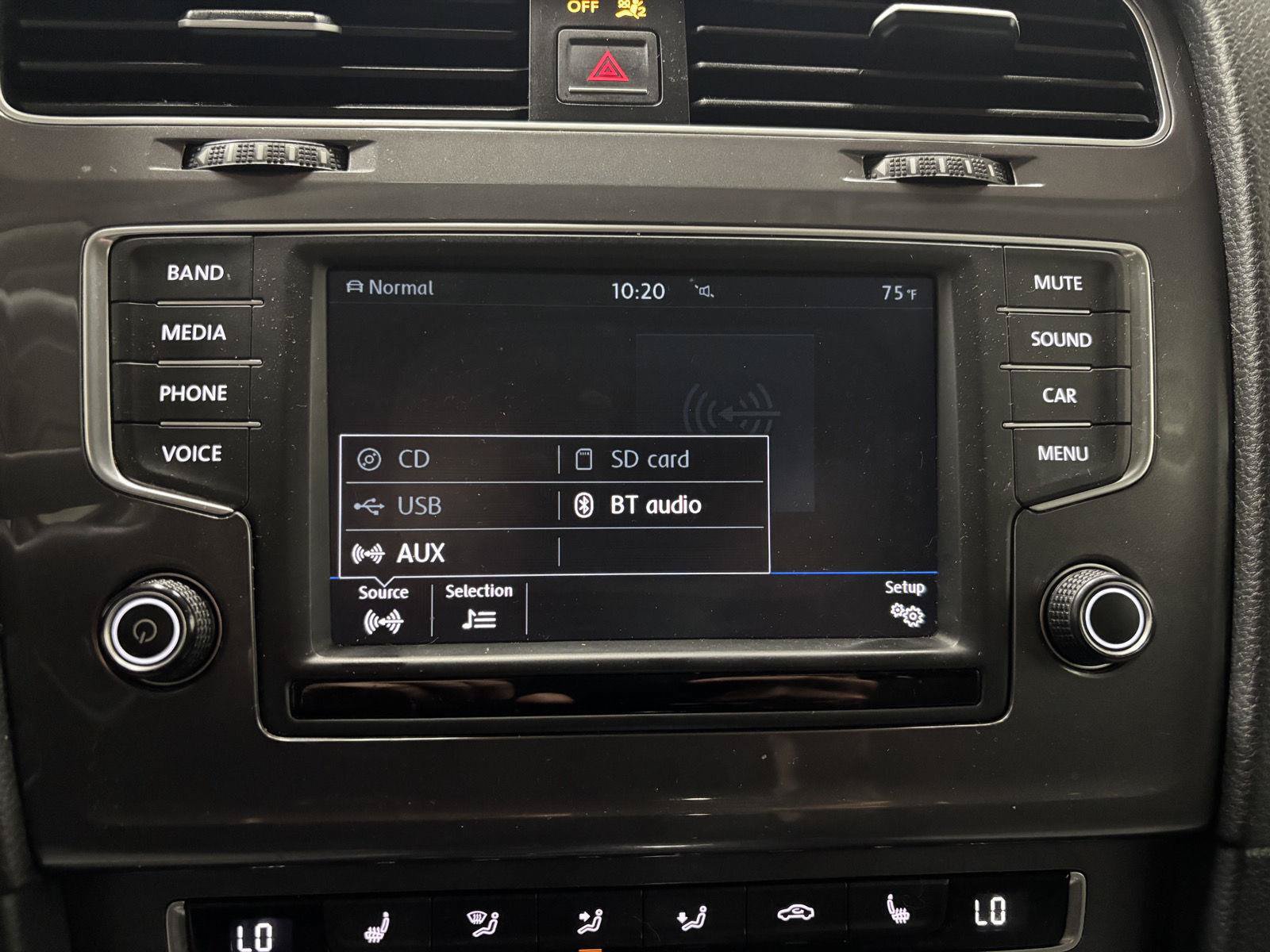 Used 2016 Volkswagen e-Golf SE w/ DC Fast Charging Package FWD image 31