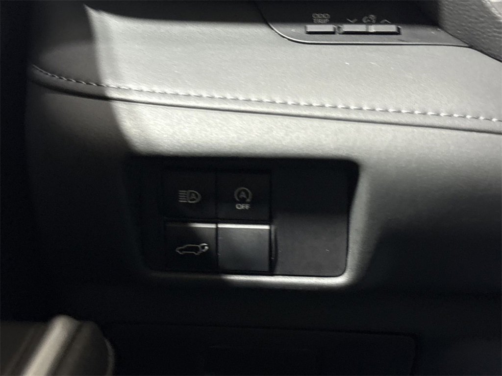 Used 2023 Toyota Highlander XLE image 17