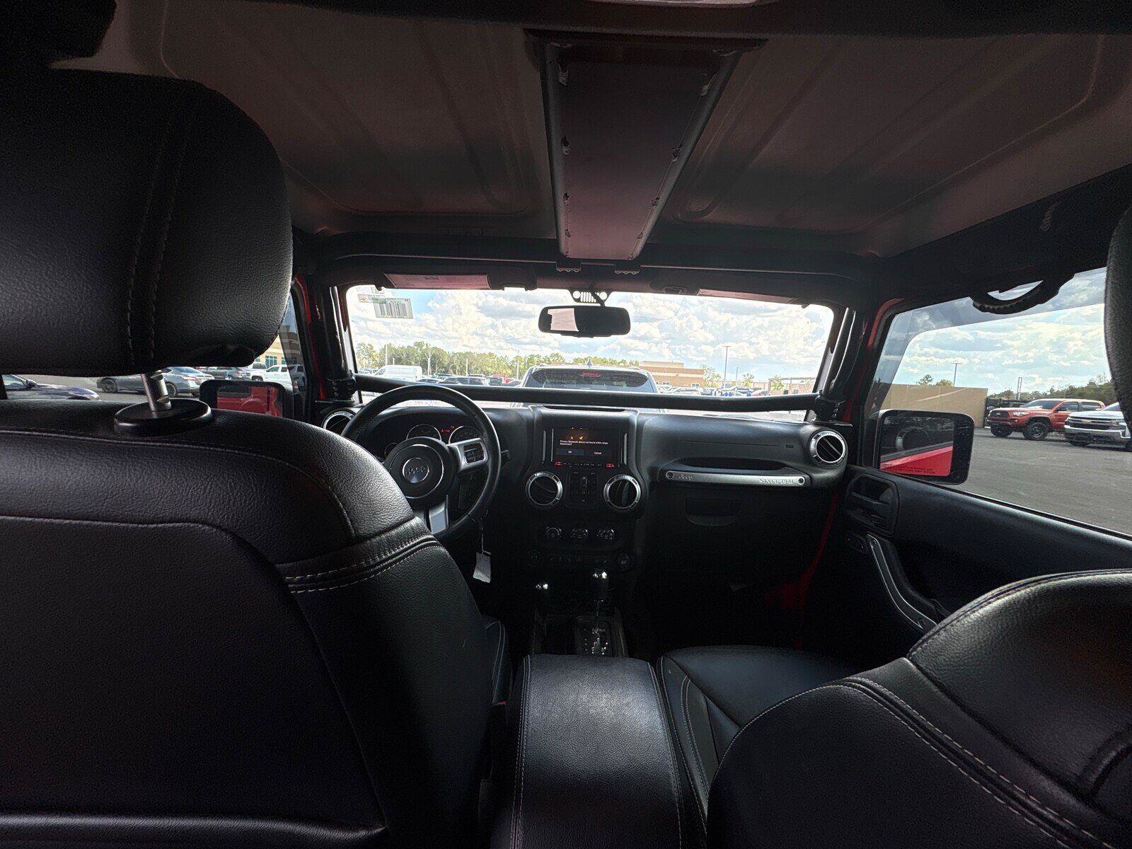 Used 2015 Jeep Wrangler Unlimited Rubicon AWD/4WD image 7