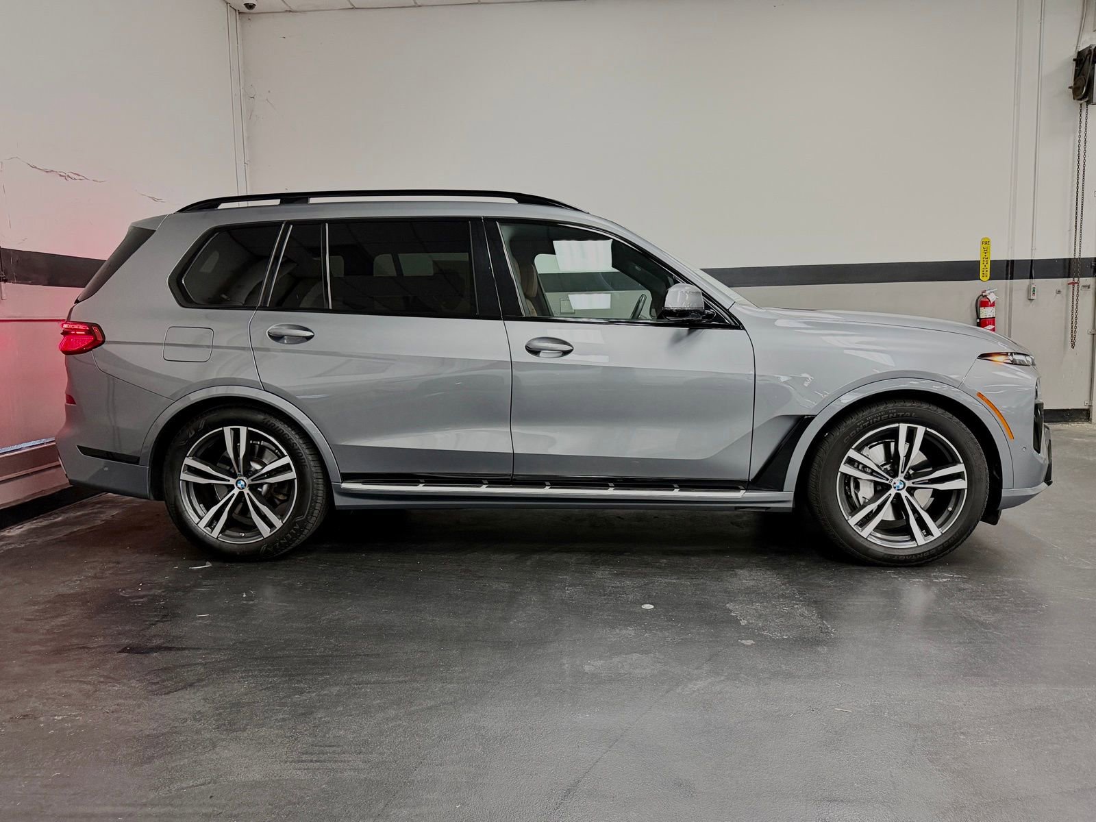 Used 2023 BMW X7 xDrive40i w/ M Sport Package image 5