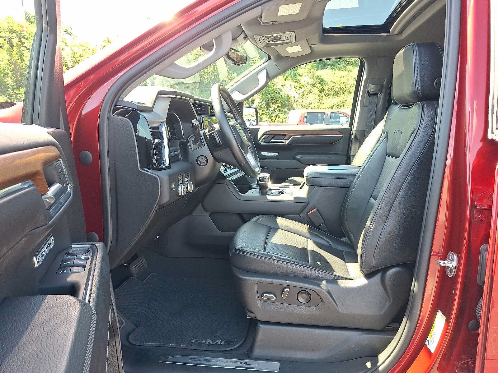 Used 2023 GMC Sierra 1500 Denali w/ Denali Reserve Package AWD/4WD image 13
