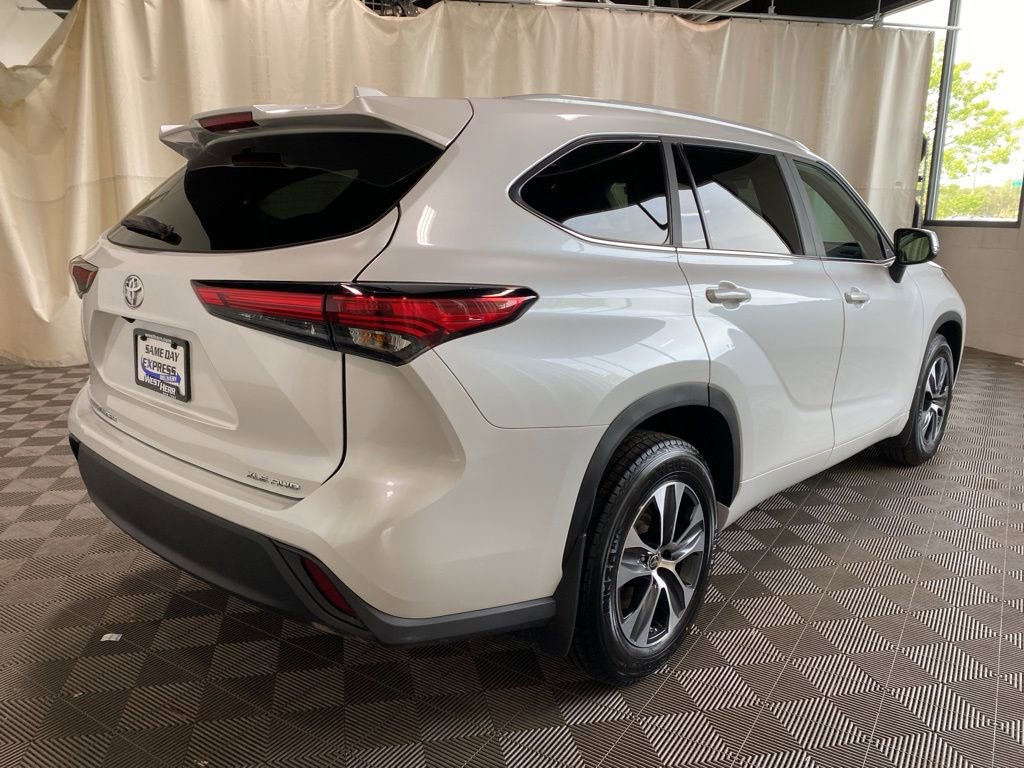 Used 2023 Toyota Highlander XLE AWD/4WD image 3