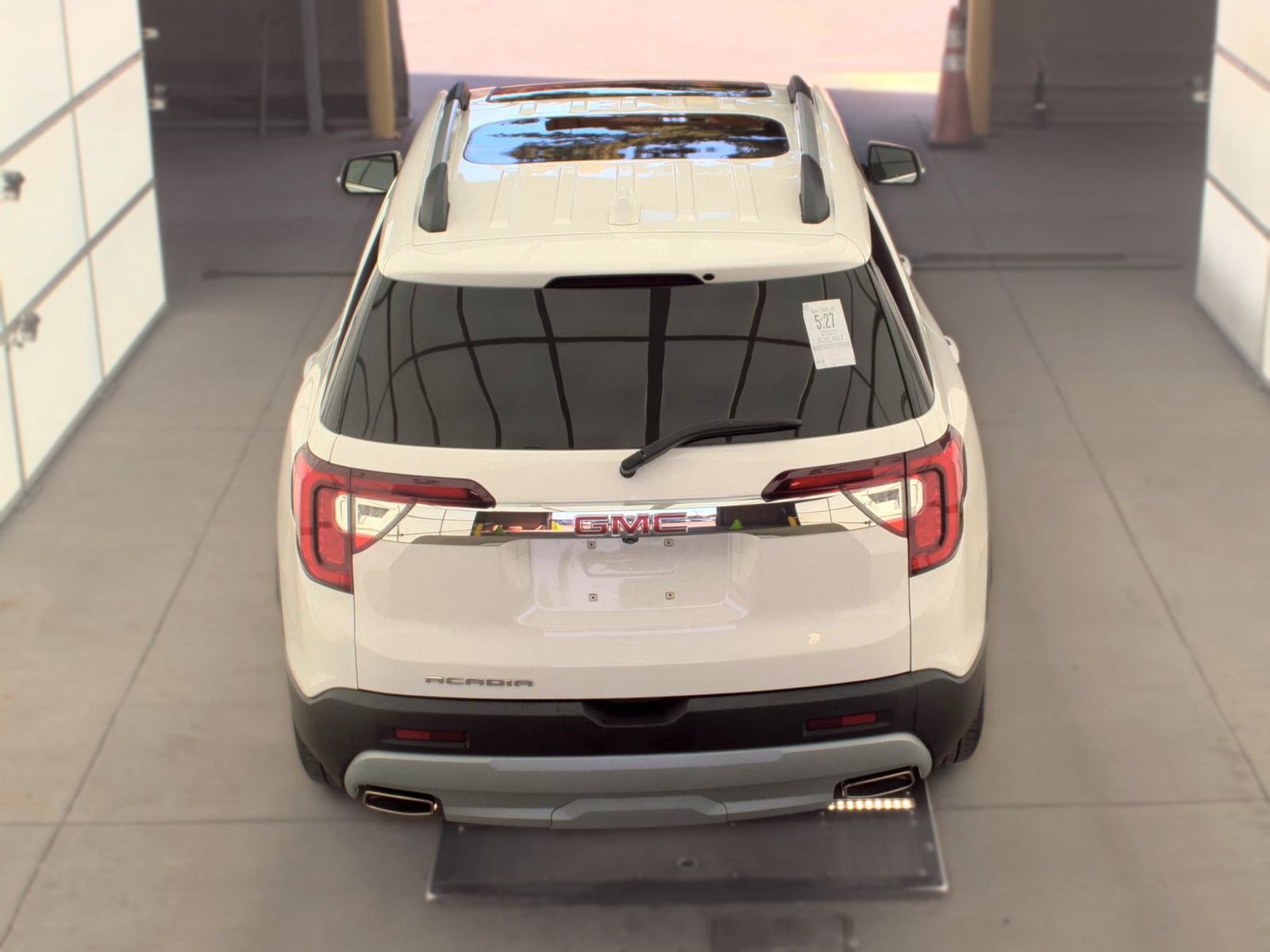 Used 2023 GMC Acadia SLT w/ Preferred Package FWD image 8