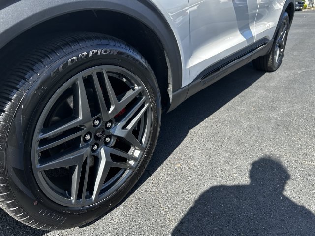 Used 2025 Ford Explorer ST AWD/4WD image 12