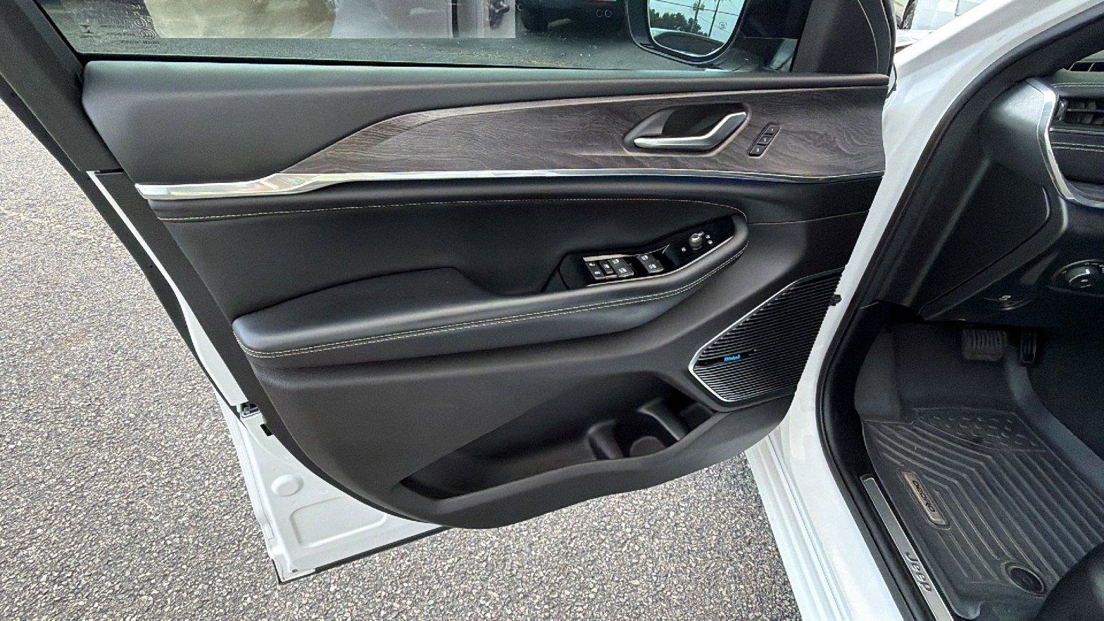 Used 2023 Jeep Grand Cherokee Overland RWD image 15