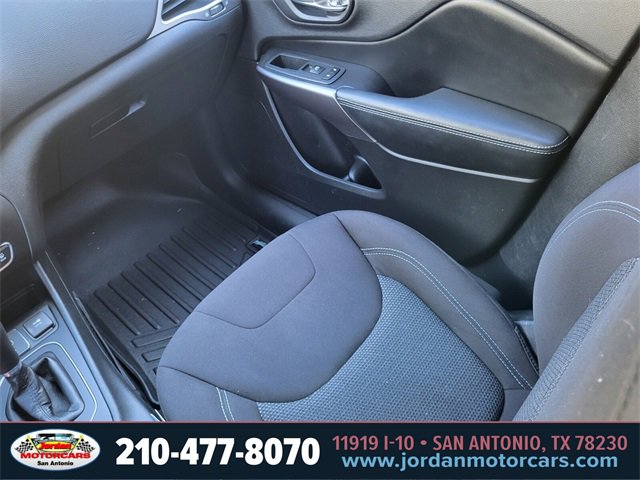 Used 2019 Jeep Cherokee Latitude w/ Popular Appearance Group image 15