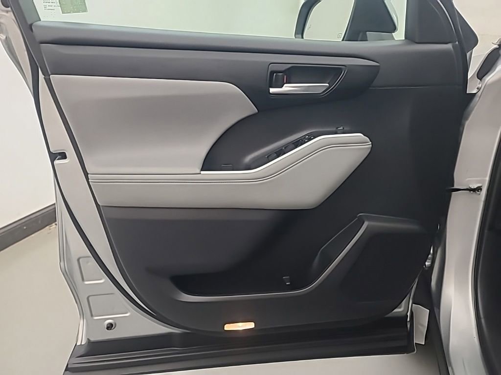 Used 2023 Toyota Highlander XLE image 23