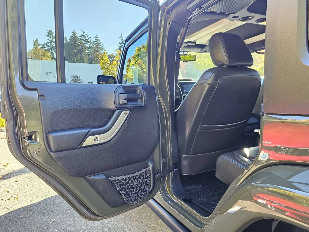 Used 2015 Jeep Wrangler Unlimited Rubicon AWD/4WD image 24