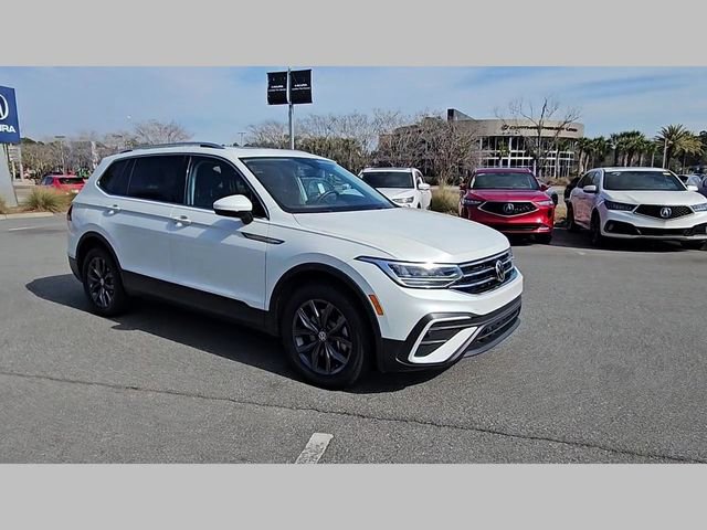 Used 2023 Volkswagen Tiguan SE w/ Panoramic Sunroof Package FWD image 30