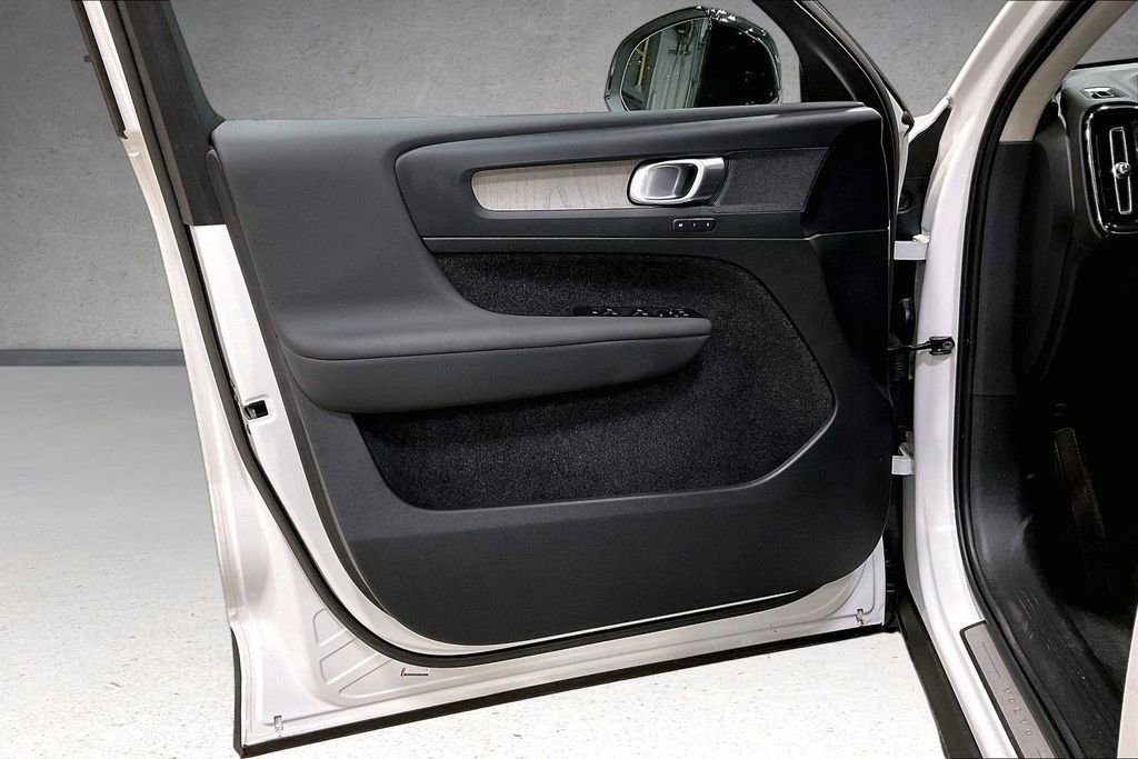 Certified 2023 Volvo XC40 B5 Plus w/ Protection Package Premier AWD/4WD image 20