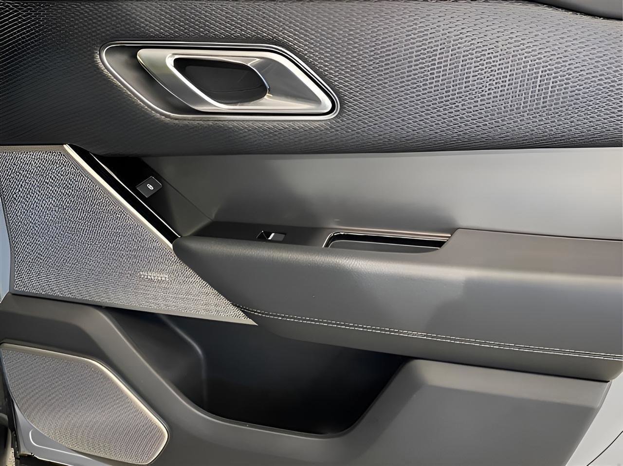 Used 2018 Land Rover Range Rover Velar S image 12