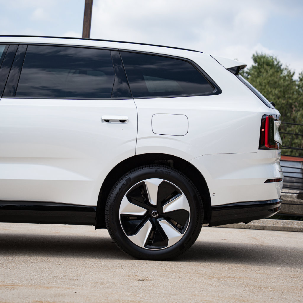 Certified 2025 Volvo EX90 Plus AWD/4WD image 5