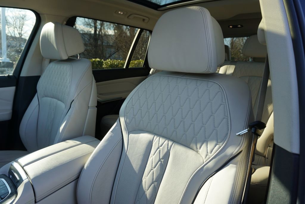 Used 2022 BMW X7 xDrive40i w/ Premium Package image 11
