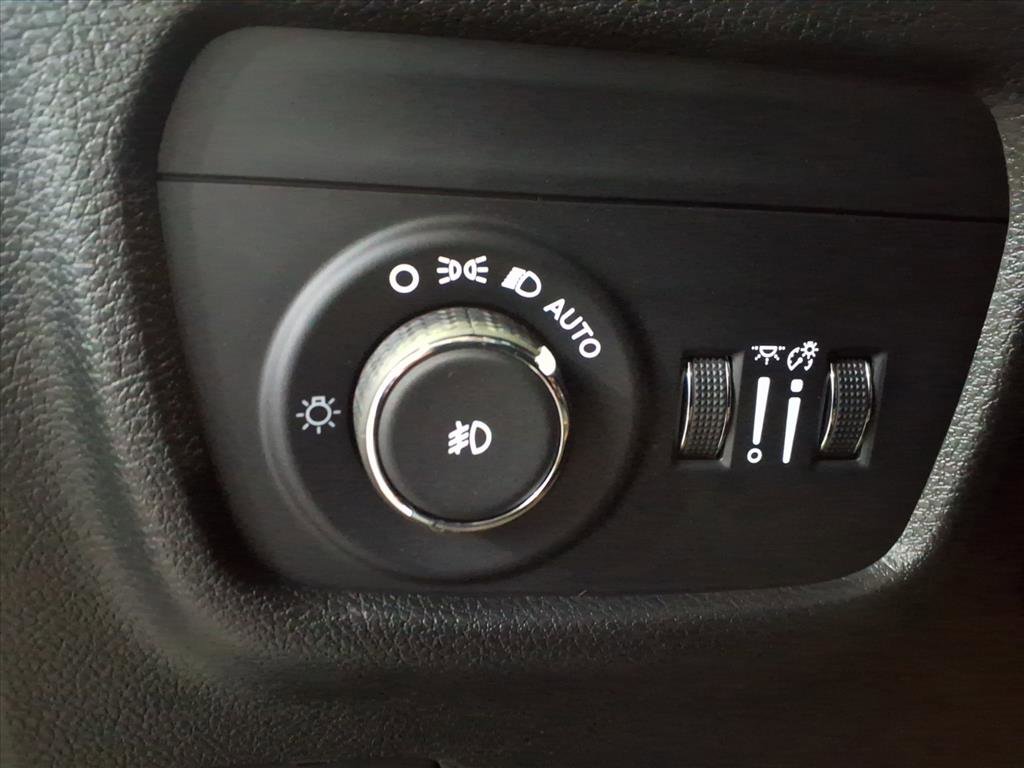 Used 2025 Jeep Grand Cherokee Limited w/ Black Appearance Package image 13