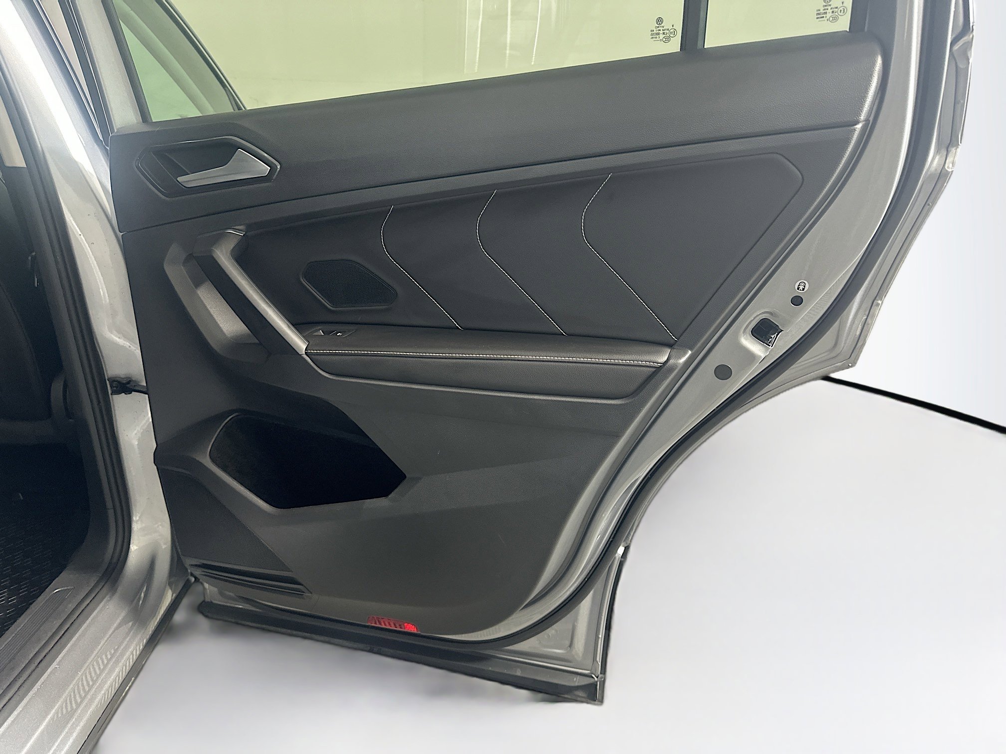 Used 2022 Volkswagen Tiguan SE w/ Panoramic Sunroof Package image 30