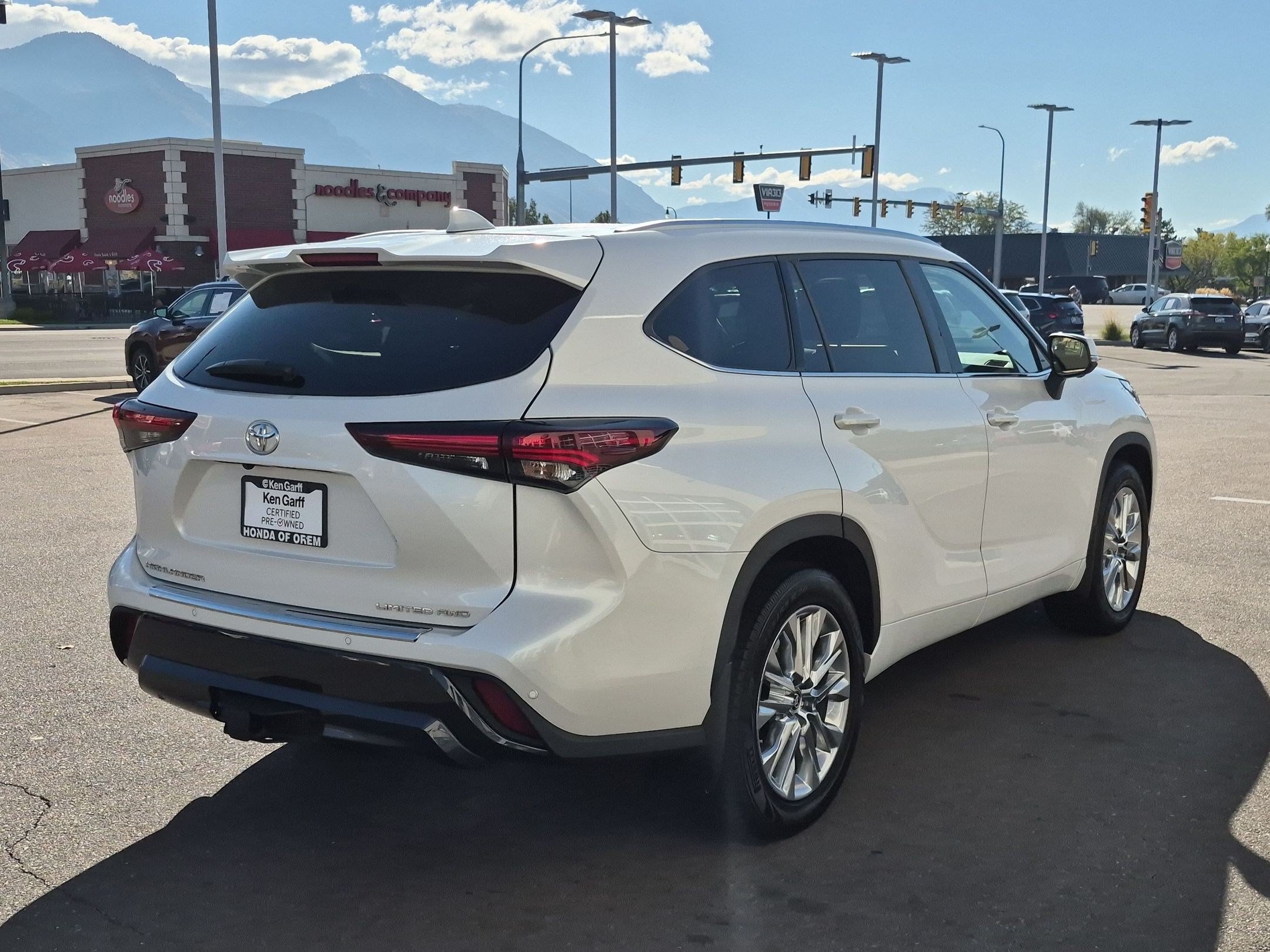 Used 2024 Toyota Highlander Limited AWD/4WD image 3