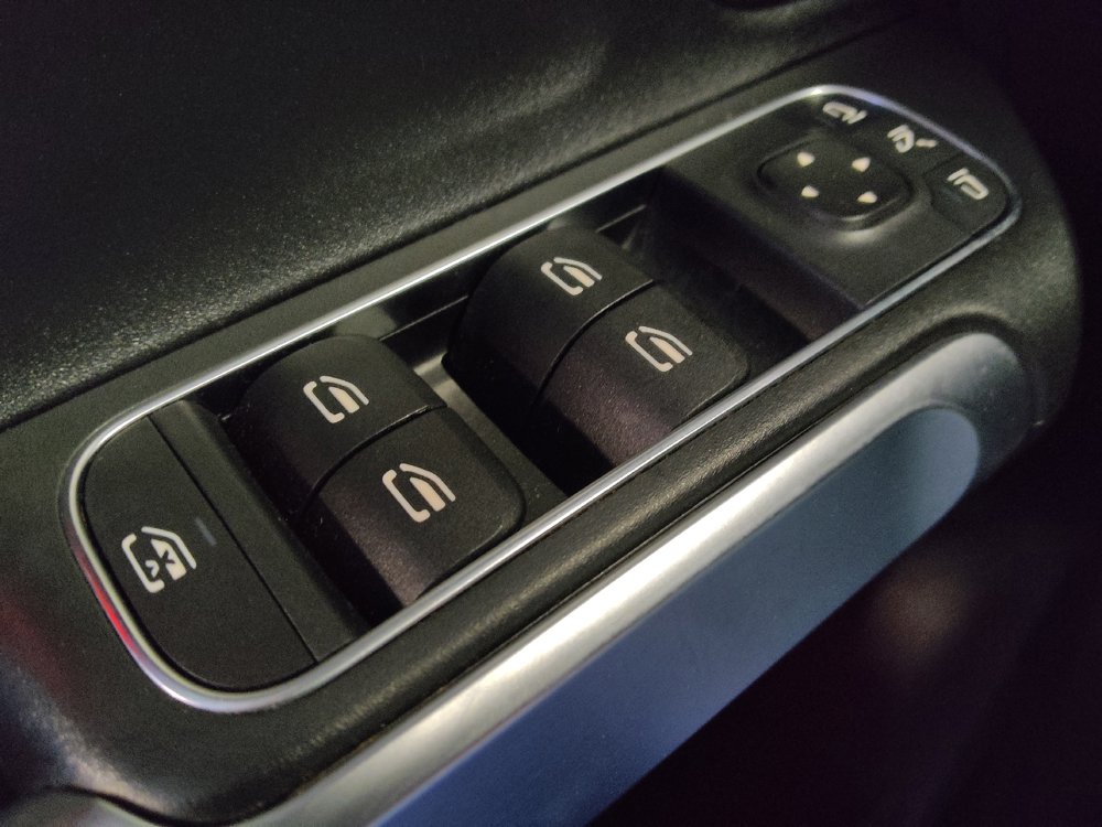 Used 2021 Mercedes-Benz GLB 250 4MATIC w/ Premium Package image 27