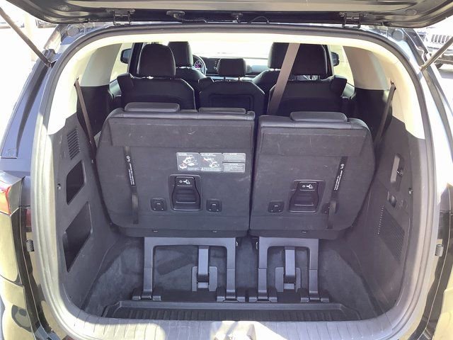 Used 2022 Kia Carnival LX image 30