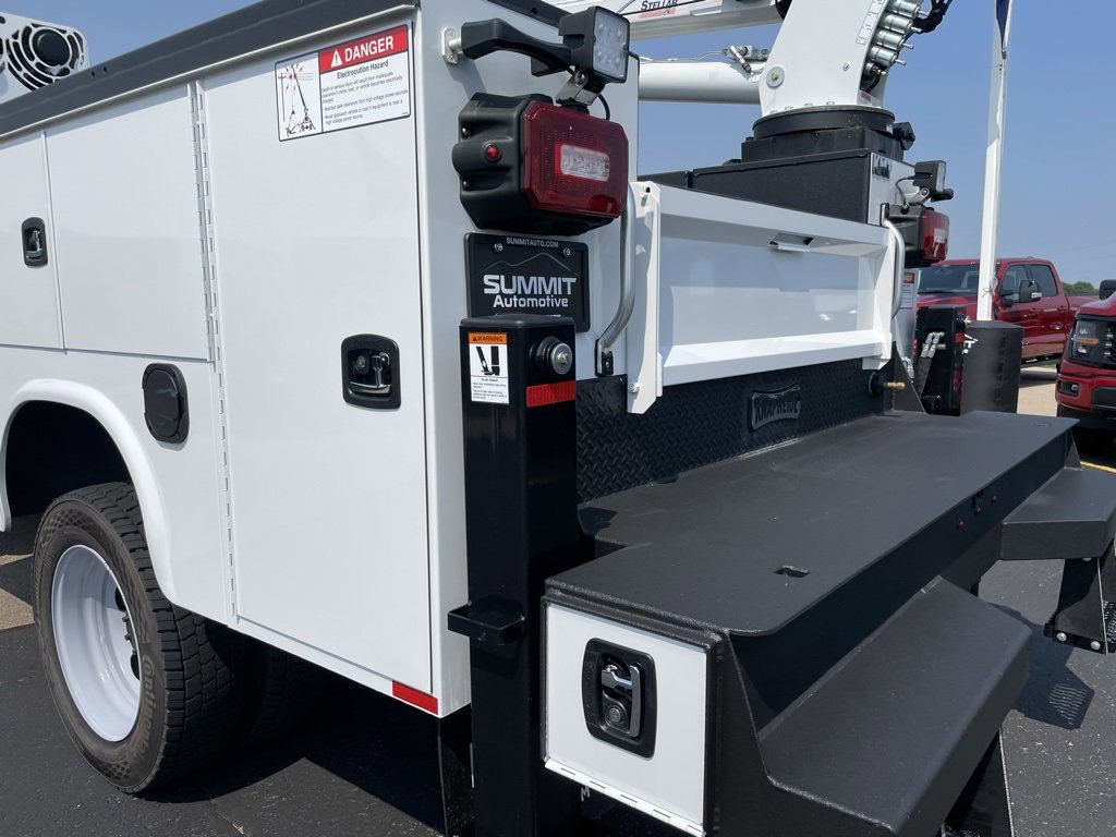 New 2025 Ford F550 4x4 SuperCab Super Duty image 31