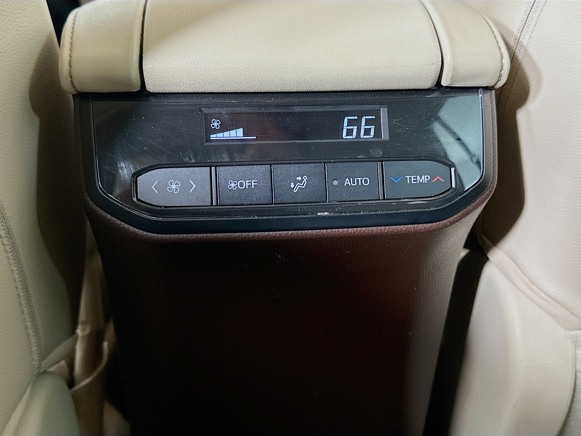 Used 2020 Toyota Highlander XLE image 27