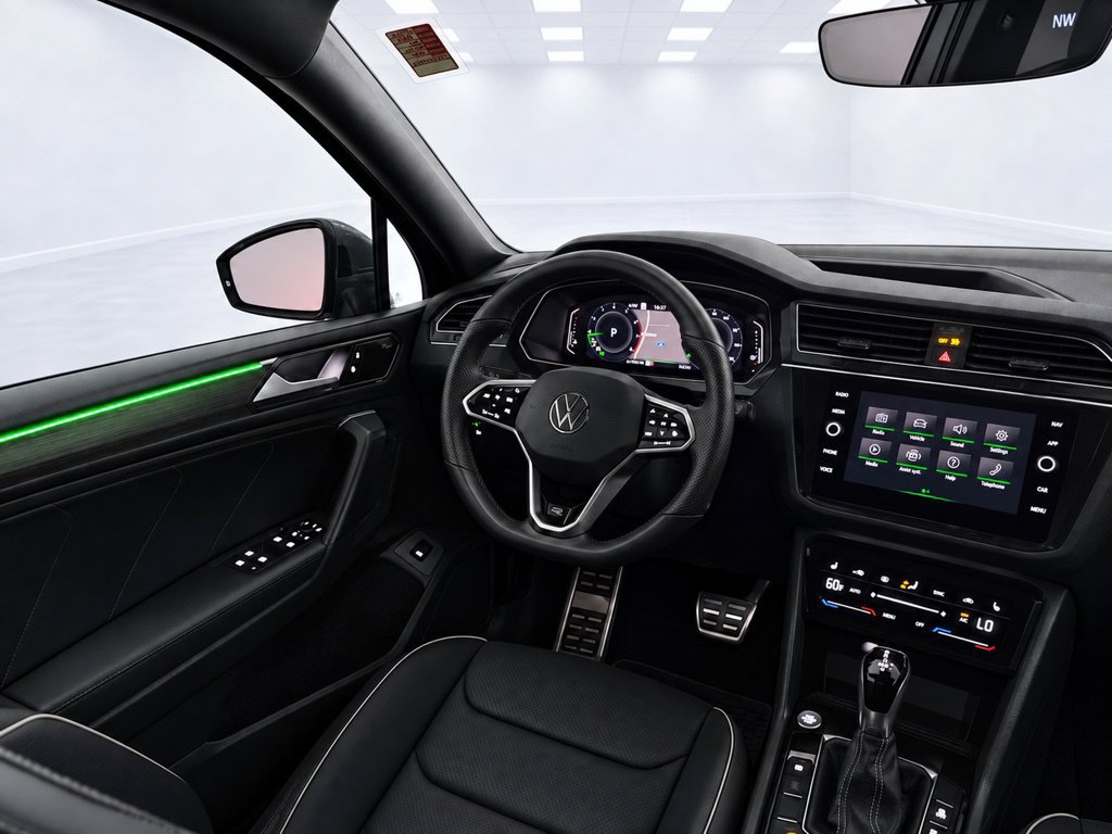 Used 2022 Volkswagen Tiguan SEL R-Line AWD/4WD image 36