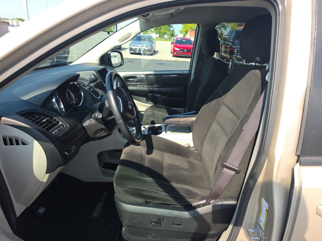Used 2015 Dodge Grand Caravan SXT w/ Rear Park Assist Package FWD image 14